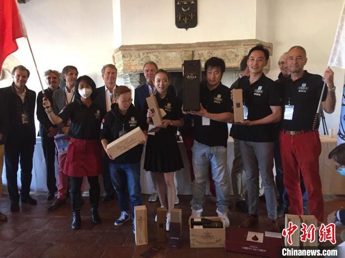当地时间10月10日，中国队在法国波尔多举行的2020年“RVF葡萄酒盲品世界锦标赛”中摘得亚军。赛事主办方供图